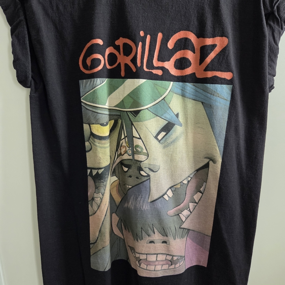 And Finally... Topshop Gorillaz Roll-up Sleeve Graphic T-shirt - Picture 2 of 3